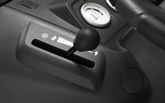 Komande su grupirane na jednom mjestu tako da je vrlo lako upravljati radom samog stroja.