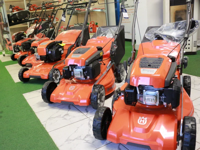 POgled na kosilice Husqvarna u dućanu Majcen servis , Donja Bistra