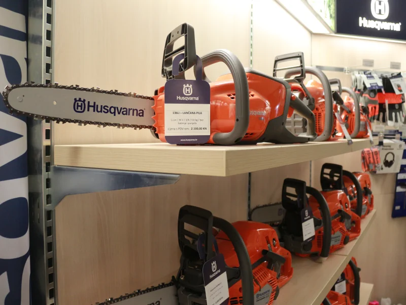 Polica s Motornim pilama u Majcen servisu Husqvarna, Donja Bistra