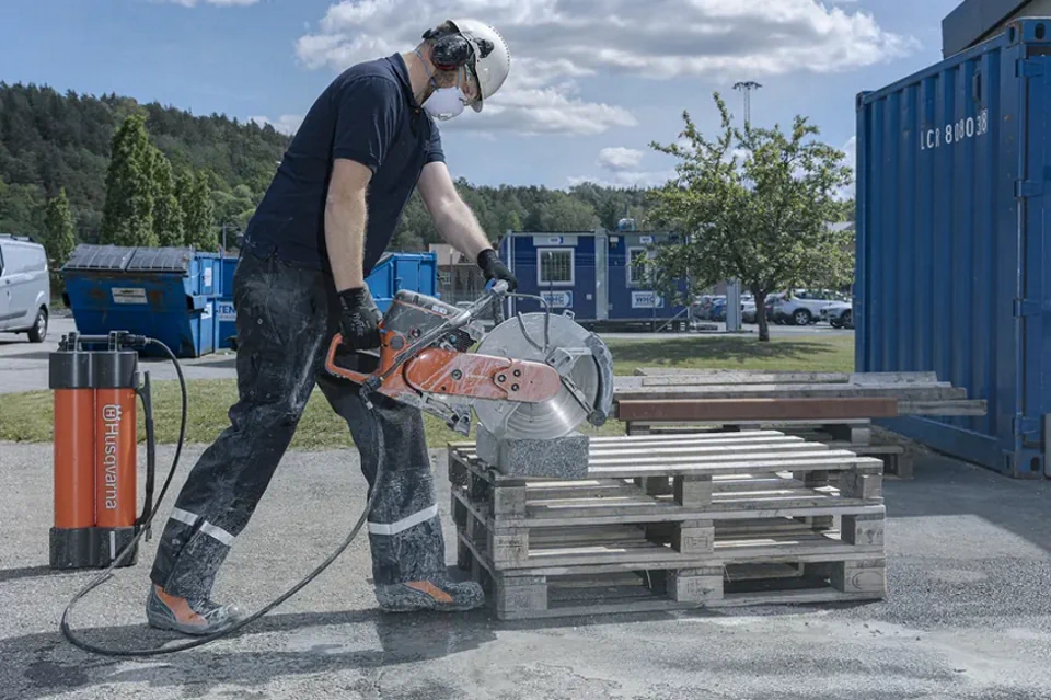 Motorni rezač Husqvarna reže beton