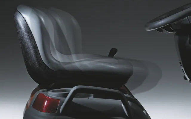 Vrtni traktori Husqvarna opremljeni su podesivim sjedalom za maksimalnu udobnost vozača tijekom dugotrajnog rada.