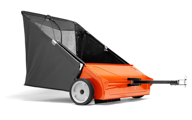 Prednost traktorskih kosilica u odnosu na ridere je nedvojbeno mogućnost sakupljanja pokošene trave u spremnik i njezino lako zbrinjavanje