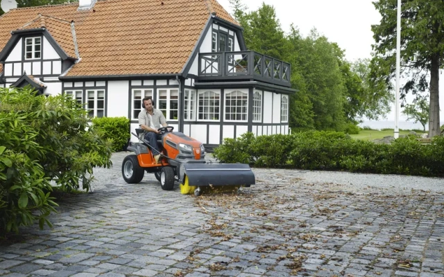 Kod modela traktorskih kosilica sa spremnikom postoje čak tri mogućnosti zbrinjavanja pokošene trave.