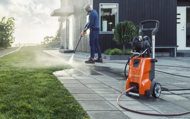 Visokotlačni perač Husqvarna čisti ploče u dvorištu